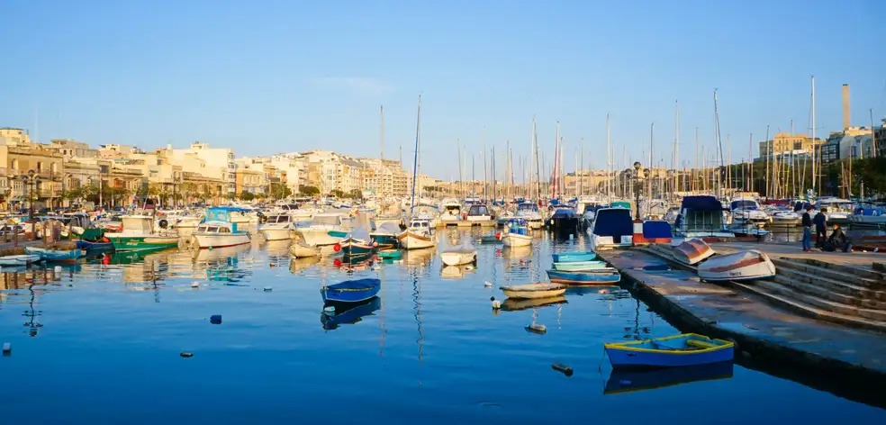 Kolorowe łodzie luzzu w porcie Marsaxlokk w zimowe przedpołudnie