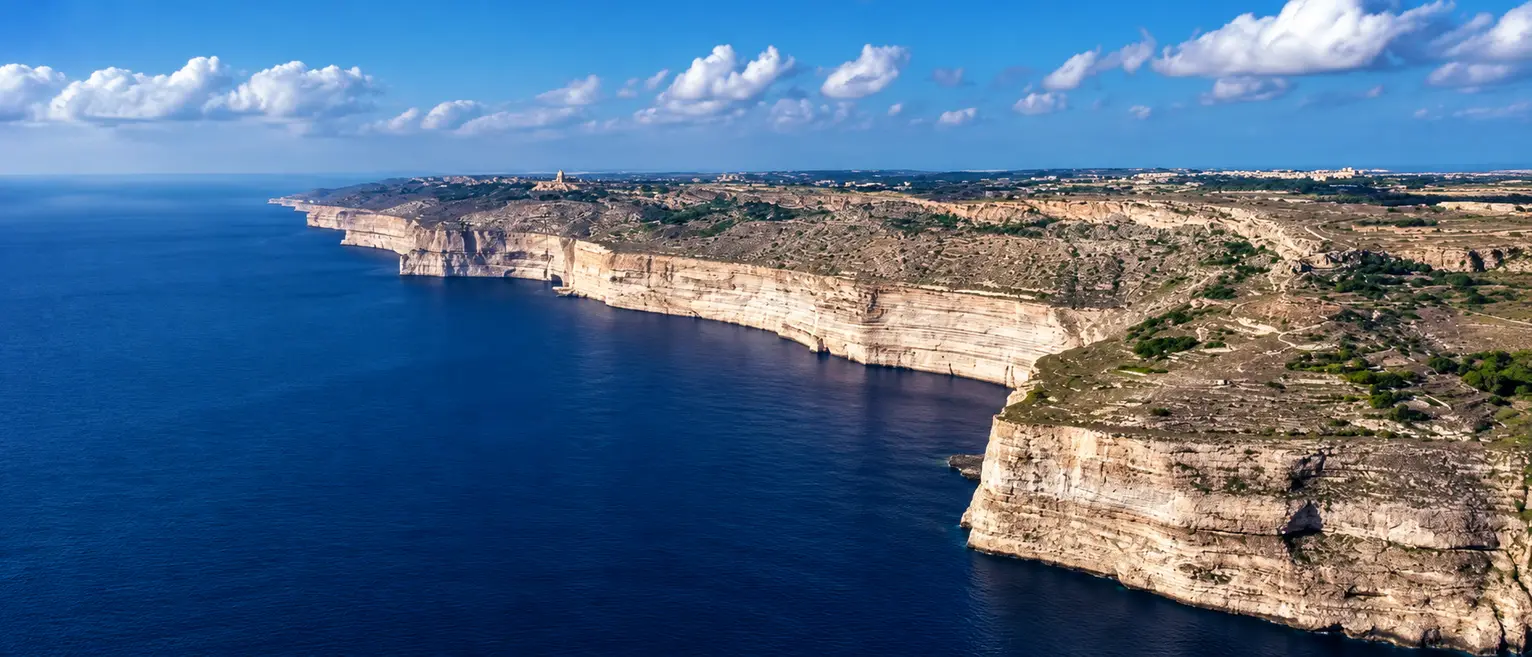 Spacer nad klifami Dingli zimą